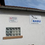 Am Nabu-Gebäude der Hinweis der Gemeinde: "Ballspielen aufgrund von möglichen Schäden nicht erlaubt!" - Kinderfreundlichkeit sieht anders aus! Kein Federball, kein Kicken mit Plastikbällen soll möglich sein? Man schüttelt den Kopf...